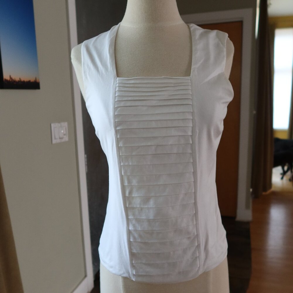 Akris square neck pleated fitted sleeveless top/tank size US 6/FR 38 white $350